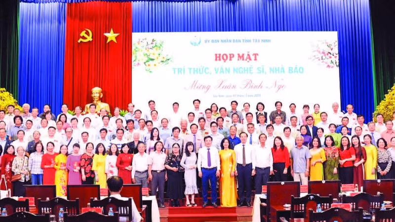 Ủy ban nhân dân tỉnh Tây Ninh gặp mặt trí thức, văn nghệ sĩ, nhà báo trên địa bàn dịp xuân Bính Ngọ 2026.