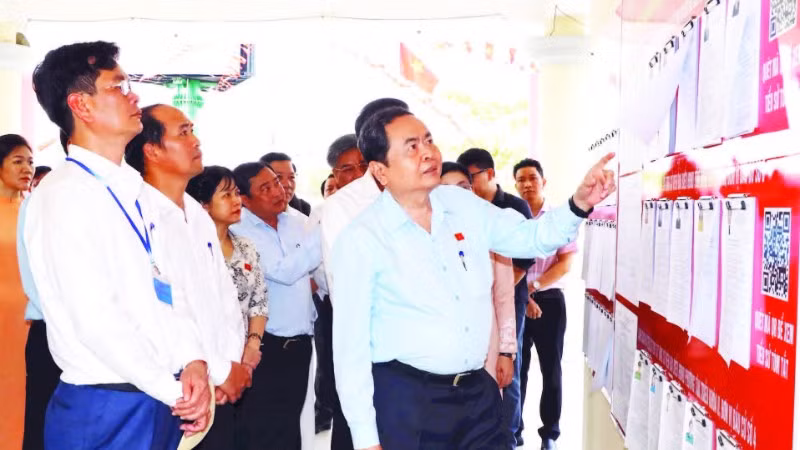 Chủ tịch Quốc hội Trần Thanh Mẫn kiểm tra công tác chuẩn bị bầu cử tại phường Tân Triều, tỉnh Đồng Nai.