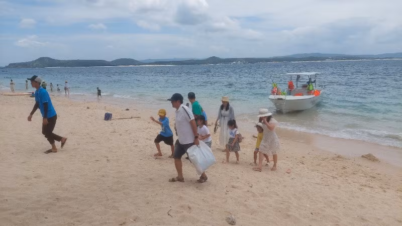 Khách du lịch tham quan Cù Lao Mái Nhà. xã Ô Loan, tỉnh Đắk Lắk.