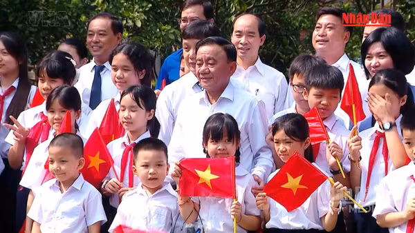 [Video] Thường trực Ban Bí thư Trần Cẩm Tú thăm và trao quà Trung thu tặng Làng trẻ em SOS Hà Nội