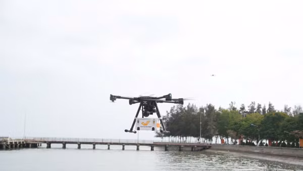UAV đưa vào vận chuyển bưu kiện qua biển. (Ảnh: Bộ Khoa học và Công nghệ)