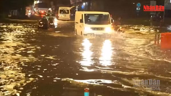 [Video] TP Hồ Chí Minh đón đỉnh triều cường vượt báo động 3 từ hôm nay, cảnh báo ngập sâu