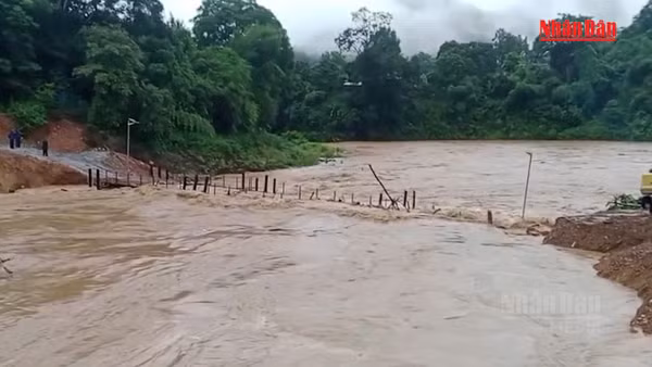 [Video] Nước lũ nhấn chìm cầu tràn, 5 bản ở Nghệ An bị chia cắt