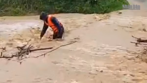 [Video] Mưa lũ gây chia cắt nhiều bản làng ở vùng biên giới tỉnh Quảng Trị 