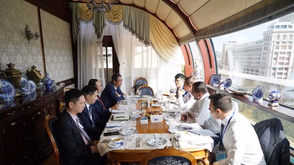 Bộ trưởng Vũ Hải Quân làm việc với lãnh đạo Tập đoàn AFK Sistema. (Ảnh: Lưu Quý)