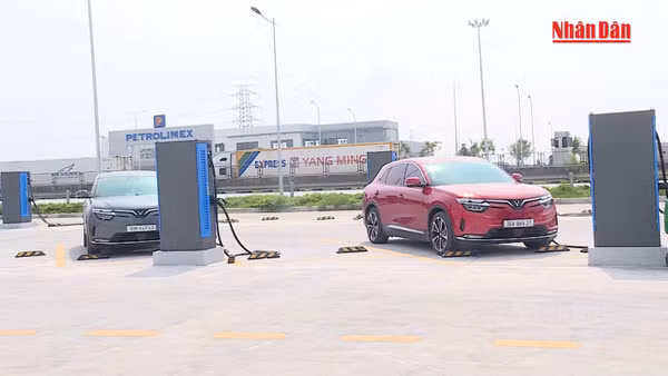 [Video] Trạm sạc phải dùng chung cho mọi xe điện từ giữa 2027 