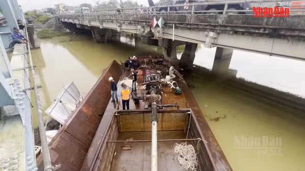 [Video] Di dời an toàn chiếc sà lan cuối cùng mắc kẹt dưới cầu đường sắt Mỹ Chánh, Quảng Trị 
