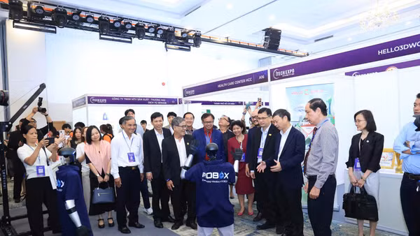 Các đại biểu tham quan, trải nghiệm các sản phẩm, giải pháp công nghệ của iTECH EXPO 2026. (Ảnh: MST)