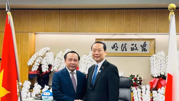 Bộ trưởng Khoa học và Công nghệ Vũ Hải Quân làm việc với Bộ trưởng Nội vụ và Truyền thông Nhật Bản Fujii Hisayuki. (Ảnh: MST)