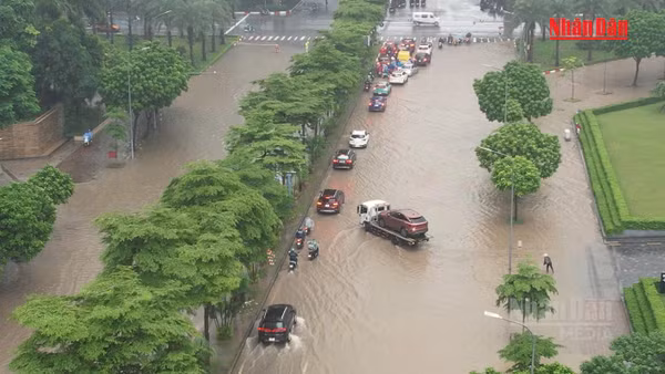 [Video] Cận cảnh mưa ngập diện rộng trên nhiều khu vực ở Hà Nội