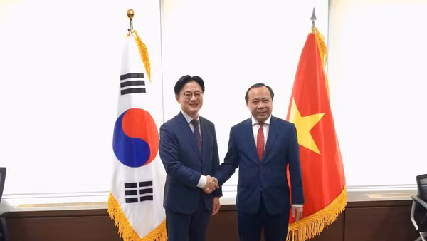 Bộ trưởng Khoa học và Công nghệ Vũ Hải Quân làm việc với Bộ trưởng Thương mại, Công nghiệp và Tài nguyên Hàn Quốc Kim Jung Kwan. (Ảnh: MST)