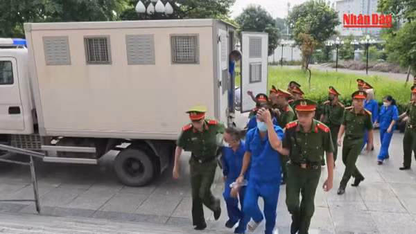 [Video] Dẫn giải cựu Thứ trưởng Nguyễn Bá Hoan và các bị cáo hầu tòa