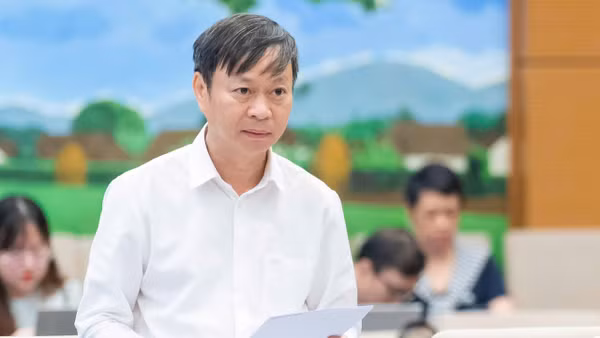 Thứ trưởng Khoa học và Công nghệ Hoàng Minh trình bày tóm tắt tờ trình về dự án Luật sửa đổi, bổ sung một số điều của Luật Sở hữu trí tuệ. (Ảnh: Bộ Khoa học và Công nghệ)