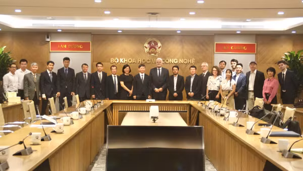 Các đại biểu chụp ảnh lưu niệm. (Ảnh: MST)