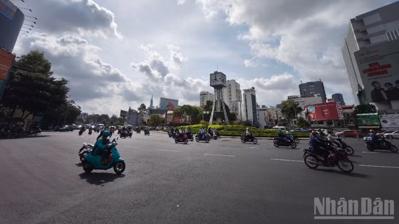 Khu vực vòng xoay Điện Biên Phủ thông thoáng sau khi được đặt dãy phân cách cứng biến thành đường 2 chiều. (Ảnh: TÙNG ANH)