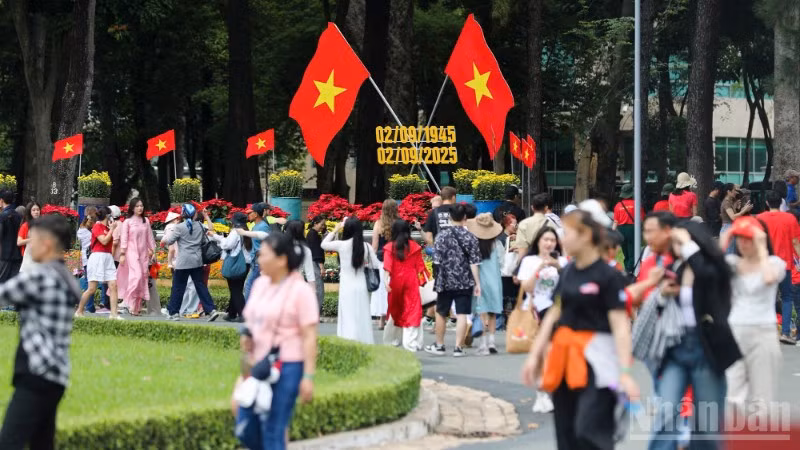 Người dân Thành phố Hồ Chí Minh rộn ràng đón tết Độc Lập 