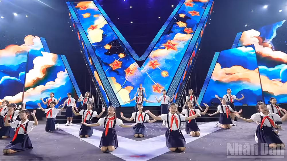 Trở về tuổi thơ với bài hát "Đêm qua em mơ gặp Bác Hồ" qua giọng hát trong trẻo của các em thiếu nhi