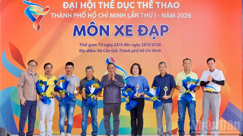 Đại diện Liên đoàn Mô-tô Xe đạp Thành phố Hồ Chí Minh trao kỷ niệm chương cho 5 tài năng đóng góp cho sự phát triển môn xe đạp đường trường. (Ảnh: H.N.H.H)