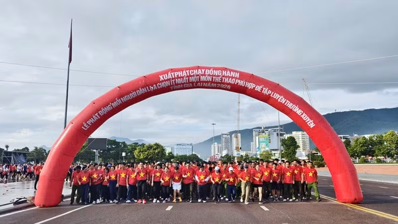 Các đại biểu cùng đông đảo quần chúng nhân dân xuất phát chạy bộ sau lễ phát động tại Quảng trường Nguyễn Tất Thành, phường Quy Nhơn. (Ảnh: LƯƠNG TÙNG)