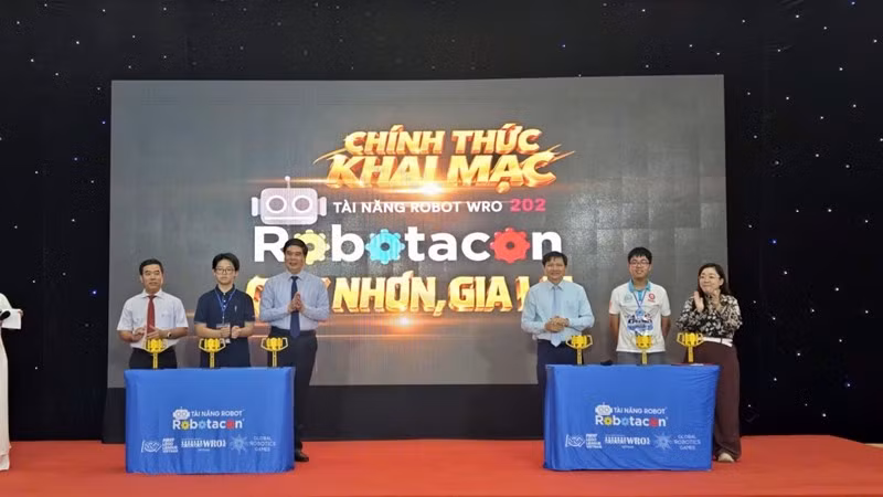 Các đại biểu bấm nút khai mạc. (Ảnh: Lương Tùng)
