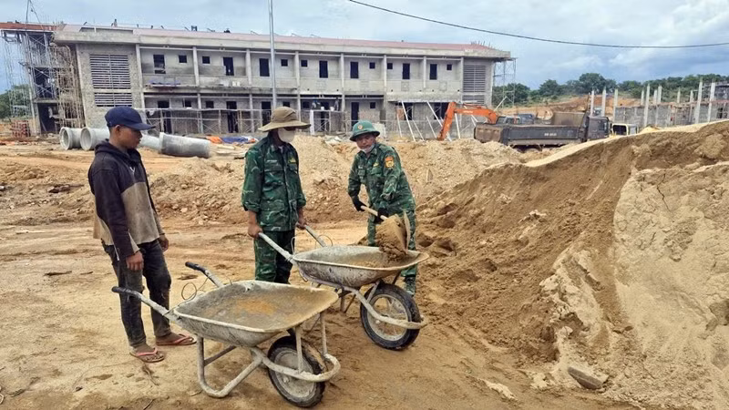 Cán bộ, chiến sĩ Bộ đội Biên phòng Ia Púch hỗ trợ xây dựng trường học trên địa bàn. (Ảnh: THANH BÌNH)