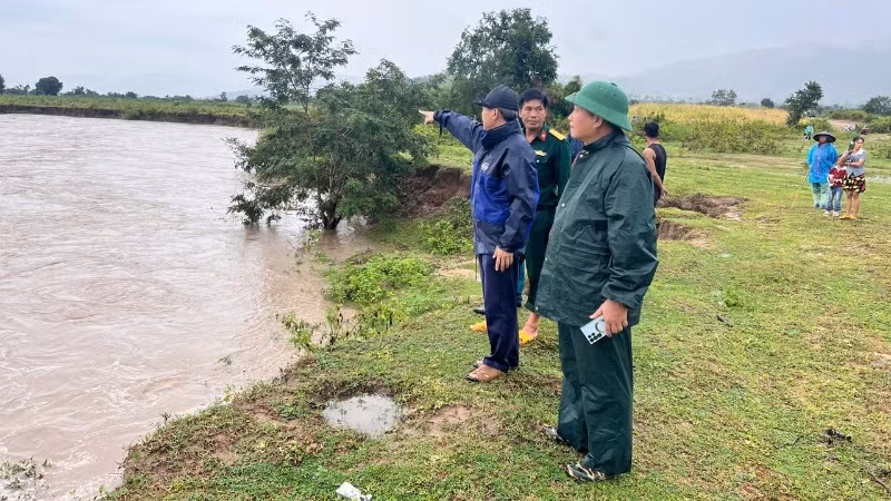 Ban Chỉ huy Phòng thủ khu vực 5-Ayun Pa và chính quyền địa phương chỉ đạo công tác ứng cứu người dân bị cô lập do mưa lũ. (Ảnh HUY BẮC).