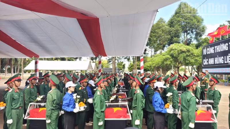 Trang nghiêm đưa 18 hài cốt liệt sĩ về an nghỉ tại Nghĩa trang Đức Cơ, tỉnh Gia Lai.