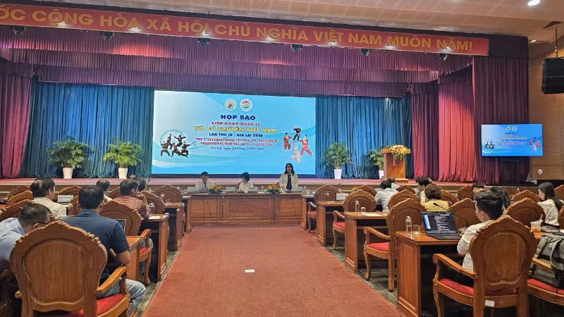 Quang cảnh buổi họp.