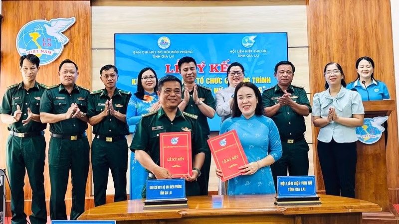 Lãnh đạo hai đơn vị ký kết Kế hoạch phối hợp tổ chức Chương trình “Đồng hành cùng Phụ nữ biên cương” giai đoạn 2026-2030. 