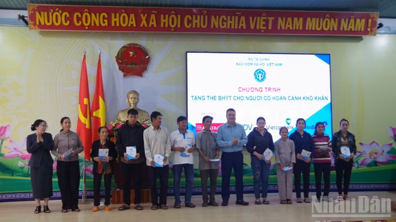 Trao tặng thẻ Bảo hiểm y tế cho những người có hoàn cảnh khó khăn tại xã Phù Mỹ Bắc.
