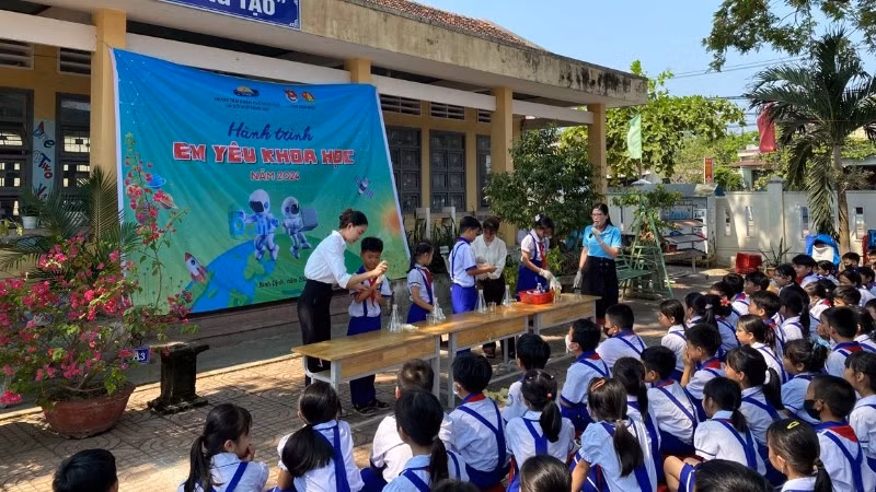 Giáo viên và học sinh cùng tham gia hoạt động trải nghiệm STEM do Trung tâm tổ chức.