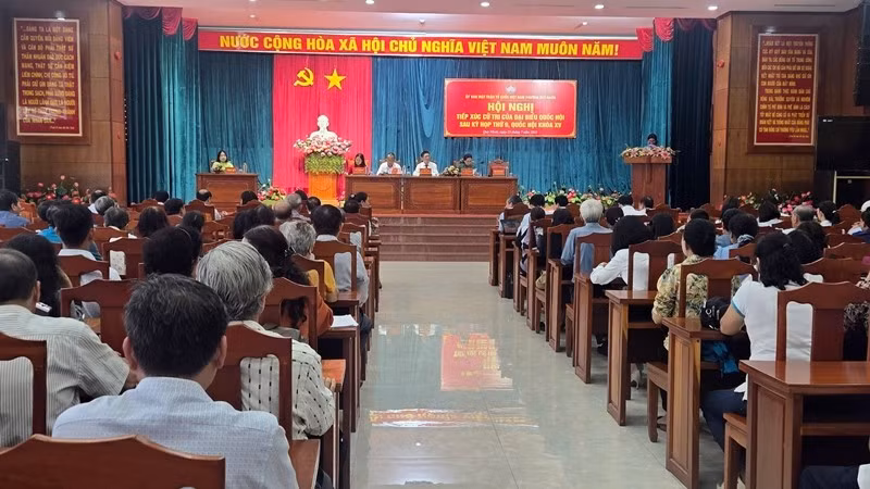 Toàn cảnh buổi tiếp xúc cử tri tại phường Quy Nhơn.