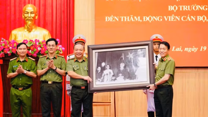 Bộ trưởng Công an Lương Tam Quang (bên phải) tặng quà lưu niệm cho lãnh đạo Công an tỉnh Gia Lai. (Ảnh: Nguyễn Hân)