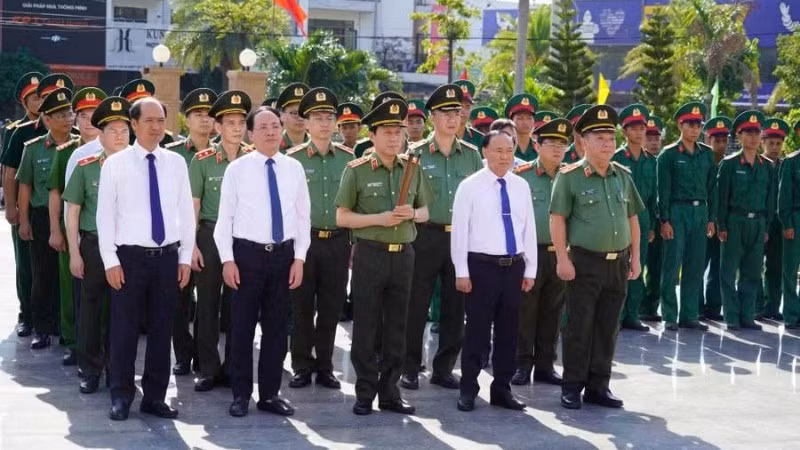 Đại tướng Lương Tam Quang (đứng giữa) cùng các lãnh đạo tỉnh Gia Lai dâng hương tưởng niệm các Anh hùng, liệt sĩ tại Nghĩa trang Liệt sĩ Quy Nhơn. (Ảnh: Nguyễn Hân)
