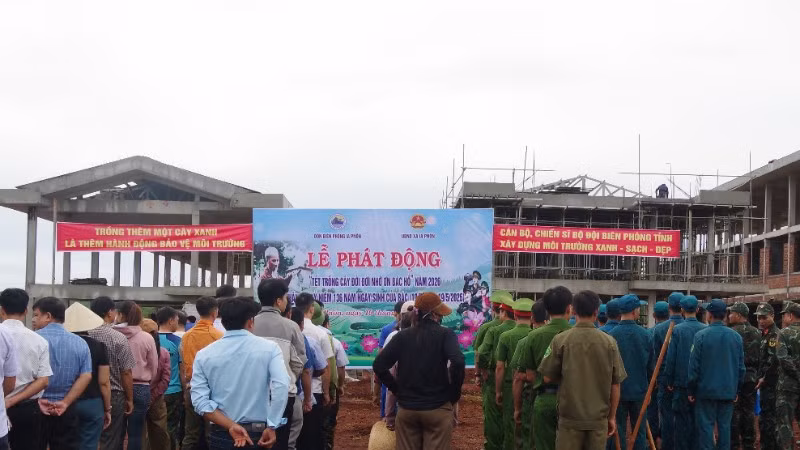 Đoàn viên, thanh niên cùng cán bộ, chiến sĩ Bộ đội Biên phòng tỉnh Gia Lai tham gia trồng cây xanh tại Trường liên cấp nội trú xã Ia Pnôn.