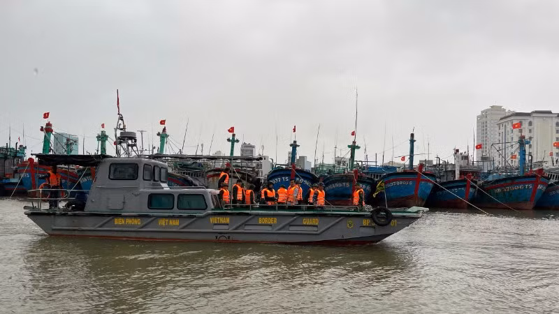 Lực lượng chức năng kiểm tra nơi neo đậu tàu thuyền tránh trú bão.