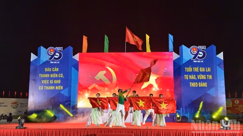 Biểu diễn văn nghệ chào mừng kỷ niệm 95 năm Ngày thành lập Đoàn Thanh niên Cộng sản Hồ Chí Minh.