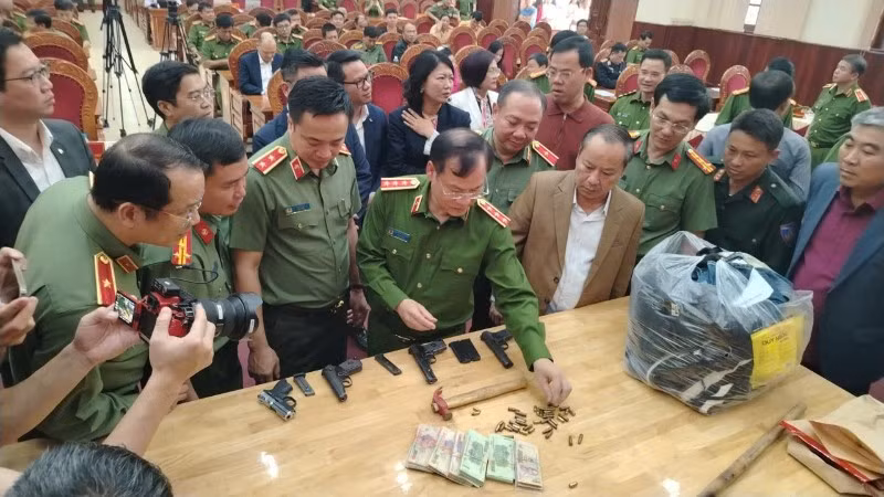 Lực lượng công an công bố tang vật thu giữ được của vụ án.