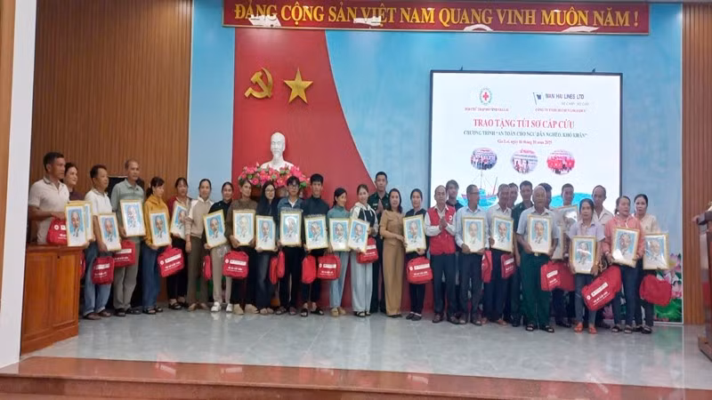 Trao túi thuốc y tế, ảnh Bác Hồ tặng các hộ dân.