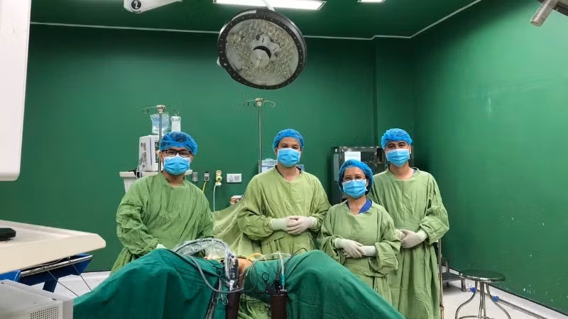 Ê-kíp phẫu thuật thành công lấy dị vật ra khỏi bệnh nhân.