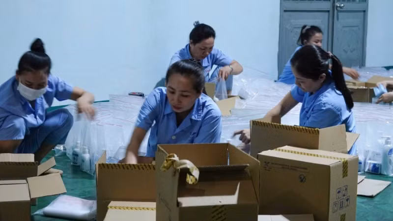Hàng nghìn túi thuốc được vận chuyển đến Thái Nguyên và Cao Bằng phục vụ công tác khử khuẩn và phòng dịch.