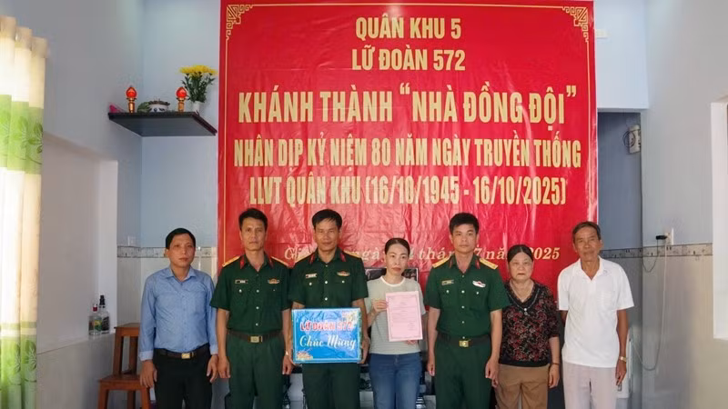 Lữ đoàn 572 bàn giao nhà cho Thiếu tá quân nhân chuyên nghiệp Trương Hoàng Tỉnh.