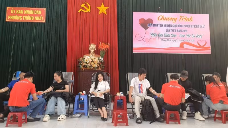 Cán bộ, công chức và nhân dân phường Thống Nhất tham gia hiến máu tình nguyện "Giọt hồng Thống Nhất". 