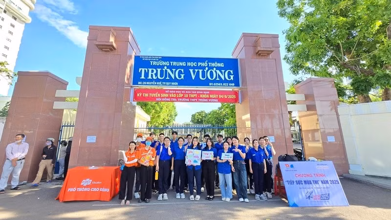 Đội tình nguyện ra quân tại các trường trung học trên địa bàn.