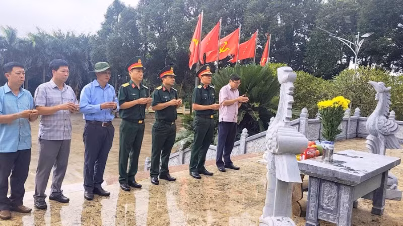 Đoàn công tác thắp hương tưởng niệm các Anh hùng, liệt sĩ tại Nghĩa trang Liệt sĩ Đức Cơ.