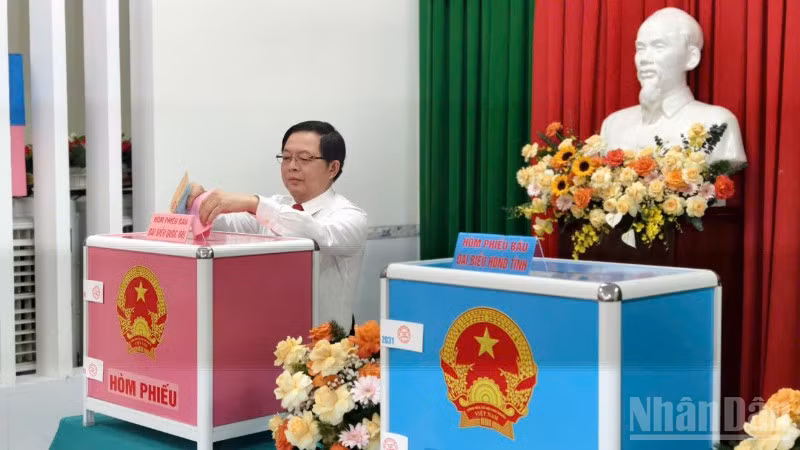 Phó Thủ tướng Hồ Quốc Dũng tham gia bỏ phiếu các cấp.