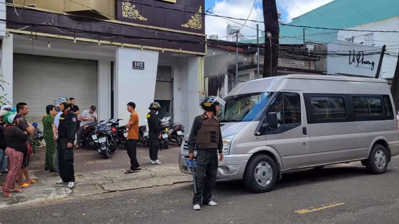Lực lượng chức năng tiến hành truy quét tội phạm.