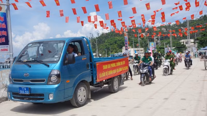 Lực lượng chức năng ra quân tuyên truyền người dân không sử dụng ma túy trên địa bàn xã đảo Nhơn Châu.