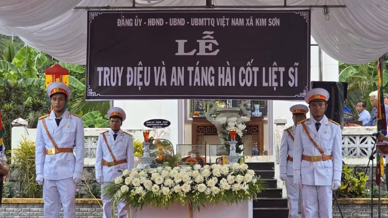Quang cảnh trang nghiêm tại Lễ truy điệu và an táng hài cốt hai liệt sĩ tại Nghĩa trang Liệt sĩ Ân Nghĩa.