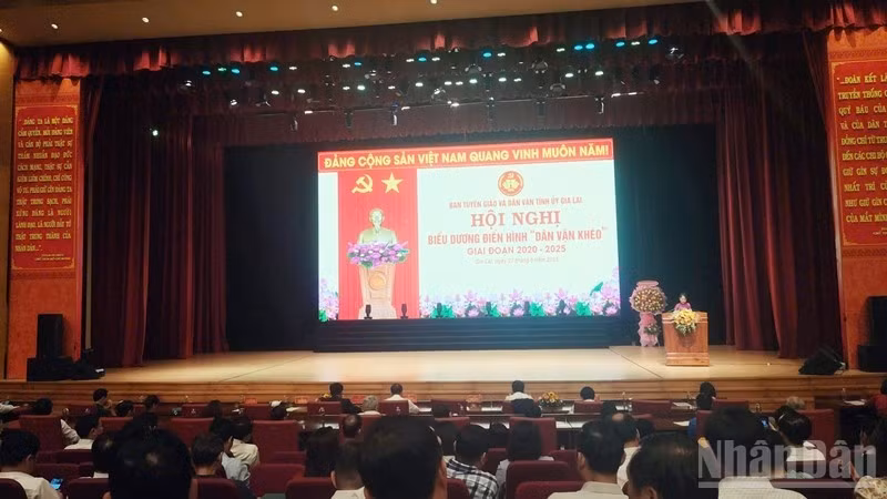 Toàn cảnh hội nghị.